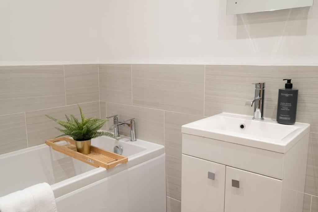 2 Bed 2 Bath Spacious Apartment In Central アバディーン エクステリア 写真