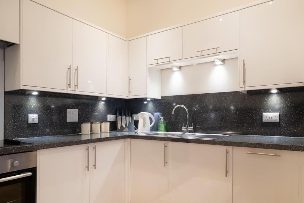 2 Bed 2 Bath Spacious Apartment In Central アバディーン エクステリア 写真